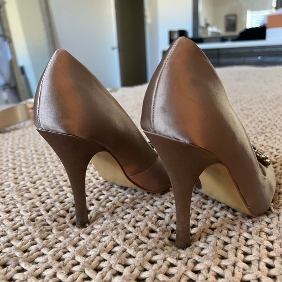 Silver Heels - Picture 4 of 6